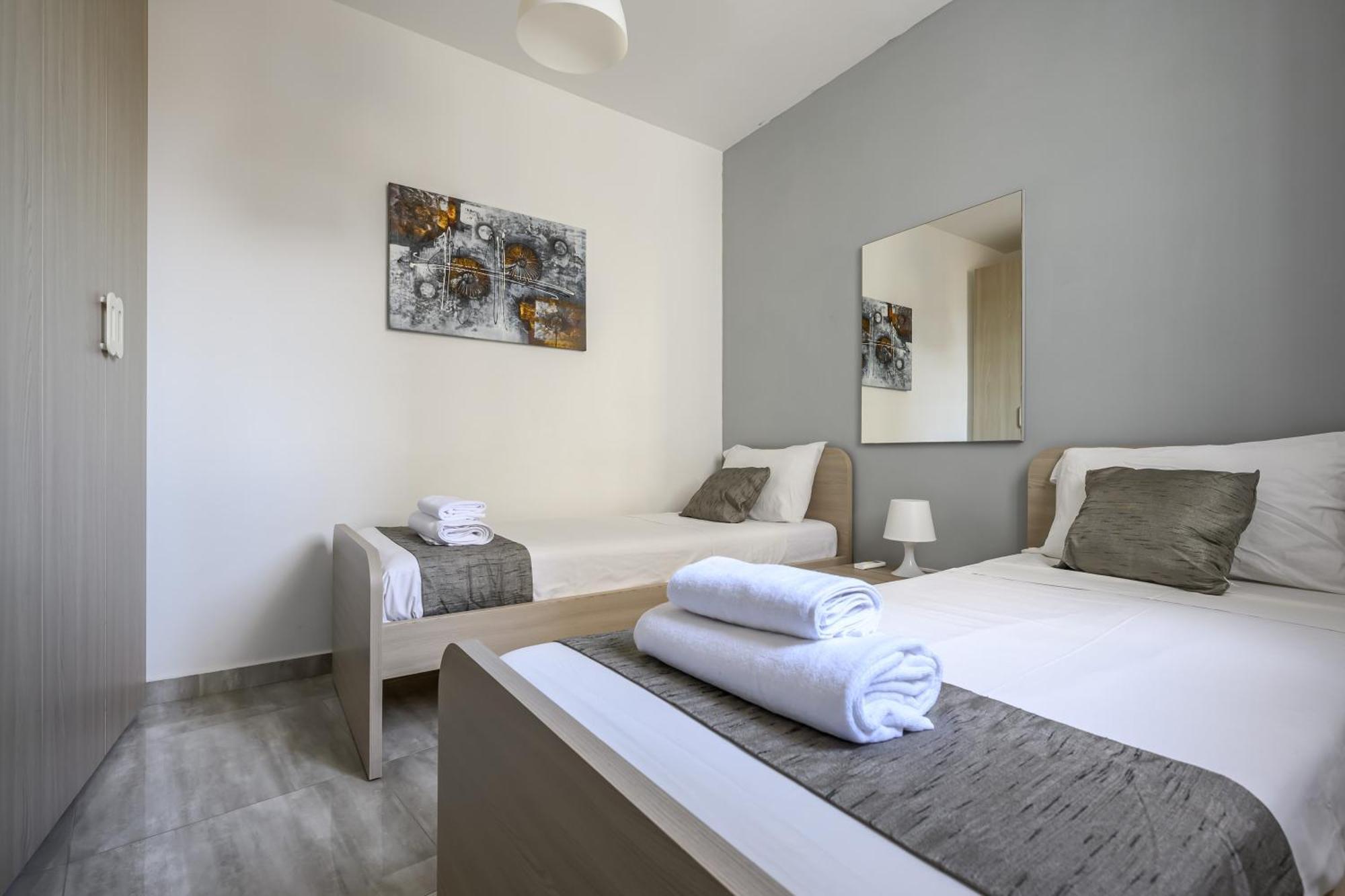 F11 Room 2, Private Room Two Single Beds Shared Bathroom In Shared Flat Msida Exteriör bild