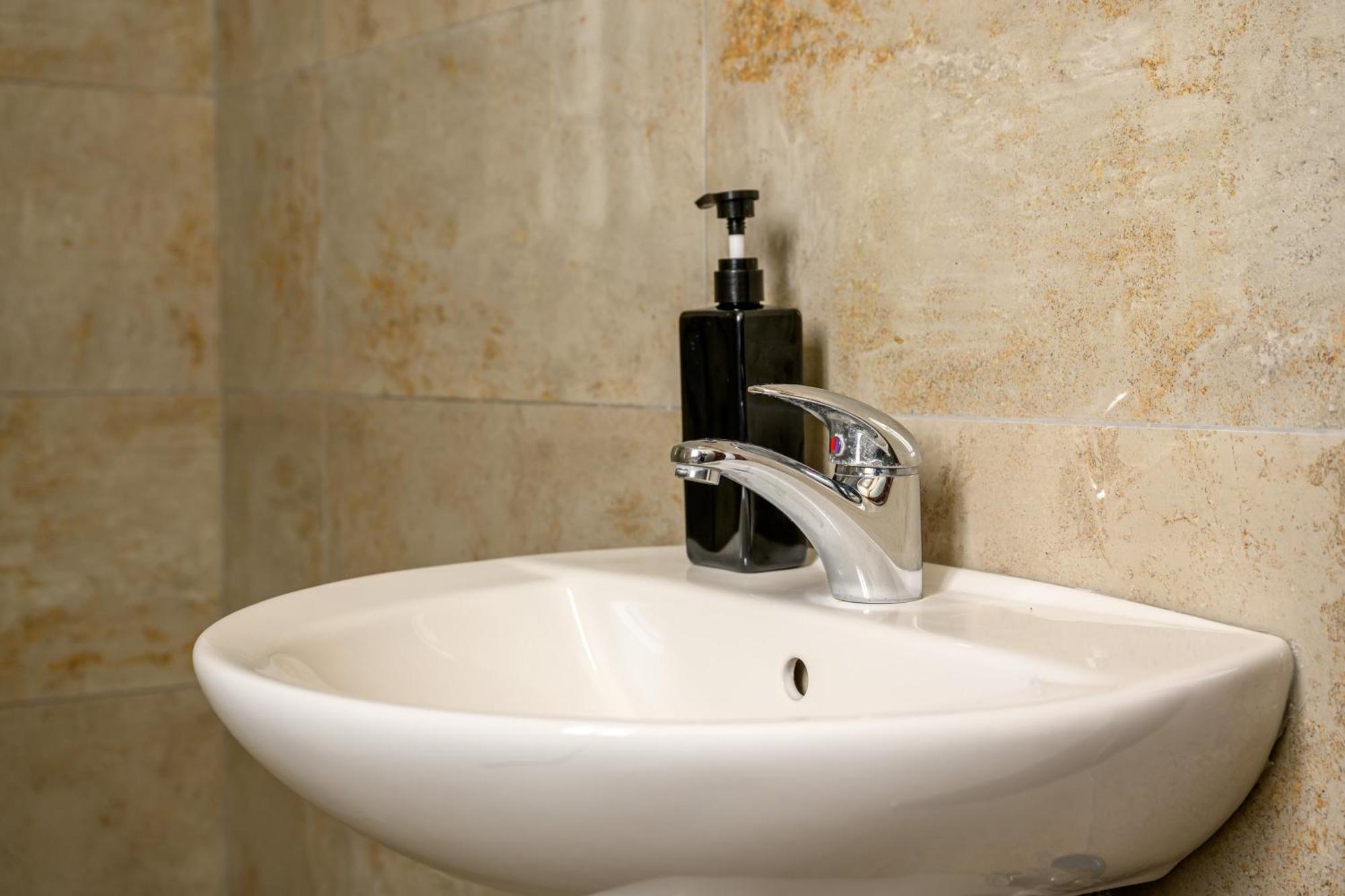 F11 Room 2, Private Room Two Single Beds Shared Bathroom In Shared Flat Msida Exteriör bild